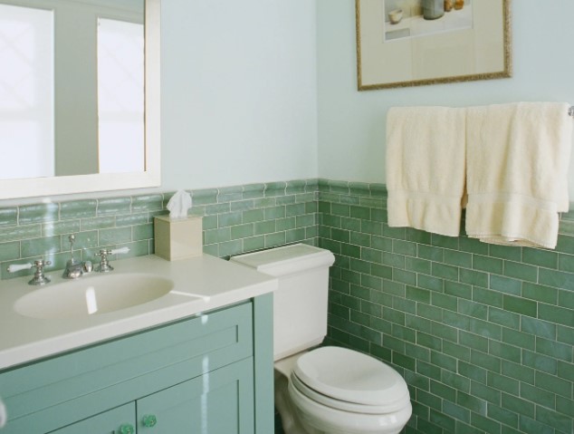 What Types of Wallpaper Are Suitable for Bathrooms