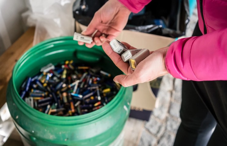 What happens if I throw batteries in the bin